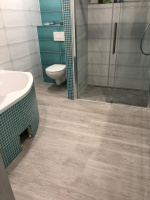  Ukazka-realizace-vinylove-podlaha-BUKOMA-Dub Bright v koupelne 1